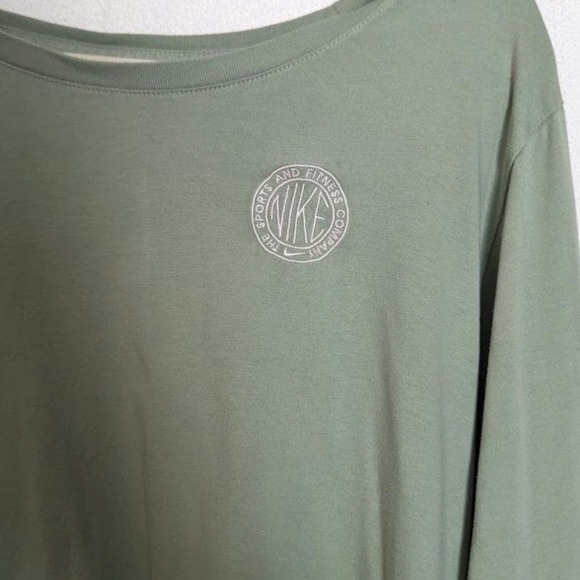 The Nike Tee Women's Size 2X Green Long Sleeved Round Neck Graphic Athletic 2X - Picture 2 of 5